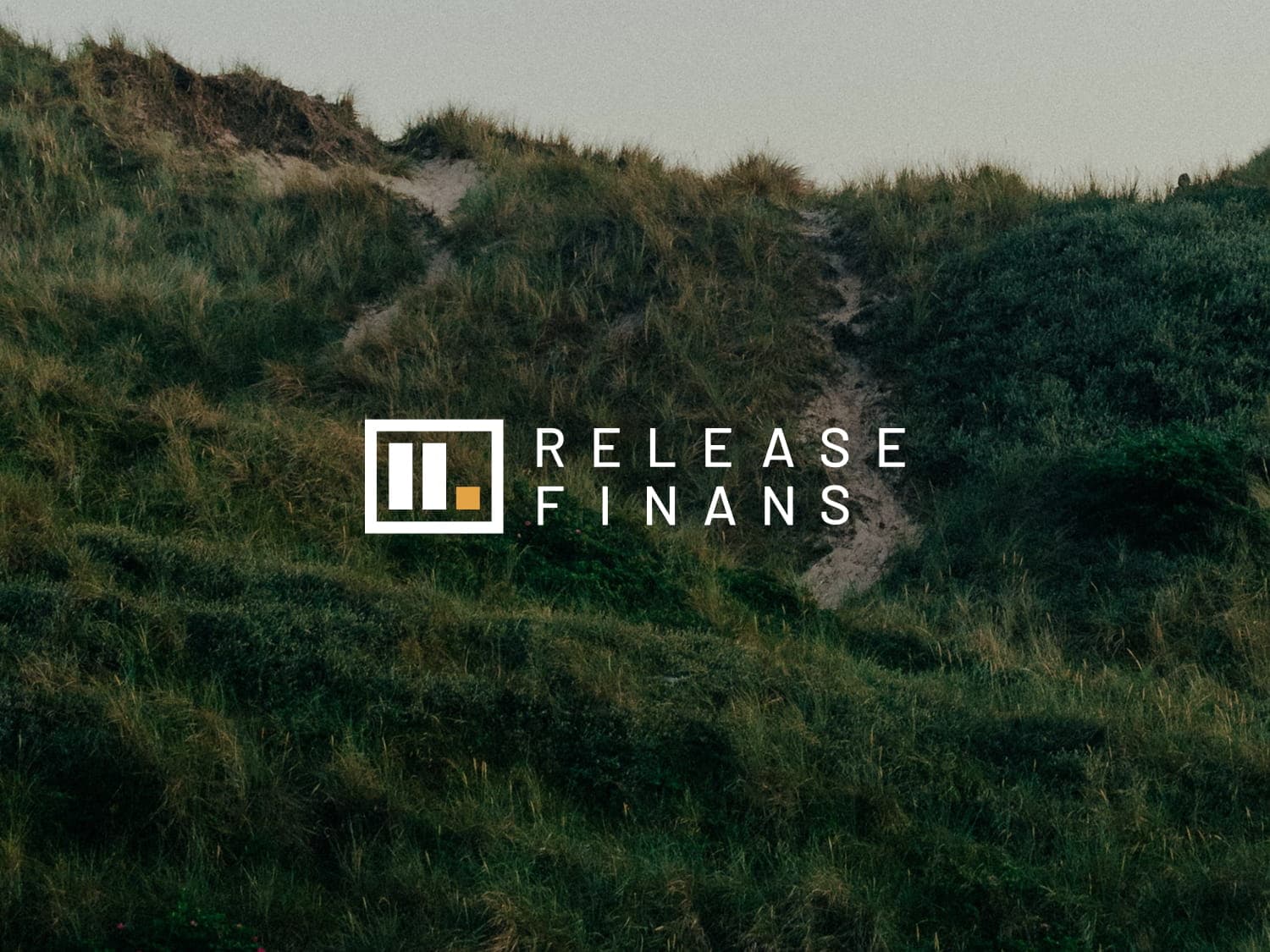 Release Finans logo against a backdrop of coastal dunes and greenery.